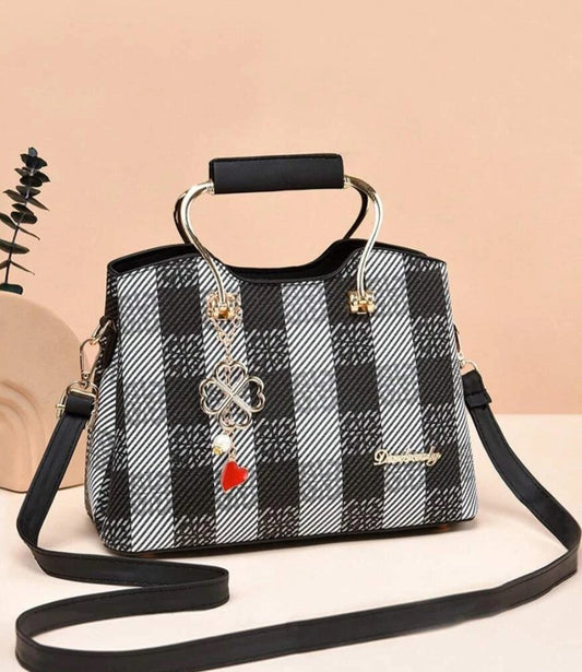 Bolso satchel mediano con detalle de perlas artificiales a cuadros y doble asa